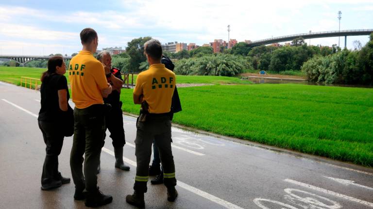 Responsables de l’Ajuntament de Santa Coloma de Gramenet, membres de les ADF i de Protecció Civil al Parc Fluvial del Besòs, tancat pels vessaments tòxics causats per un incendi d’indústria a Polinyà. Foto: ACN