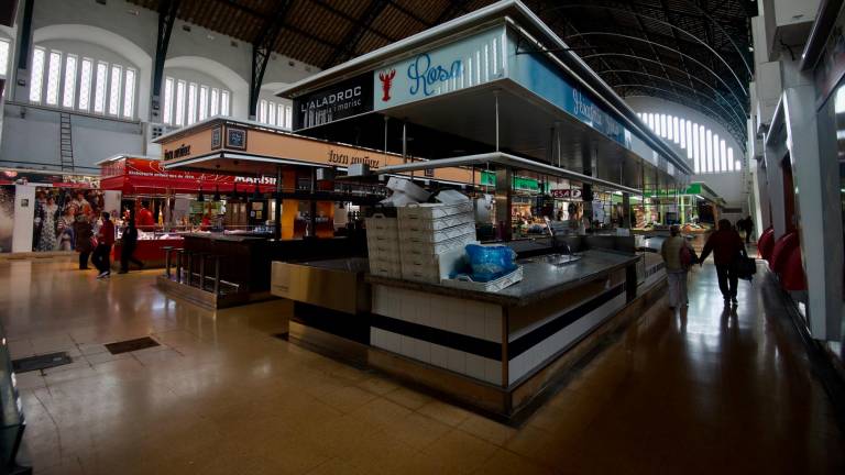 Interior de l’edifici modernista del mercat municipal de Tortosa. foto: Joan Revillas