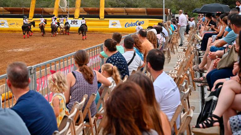 Les grades plenes per veure el torneig de Horseball. FOTO: Alfredo González