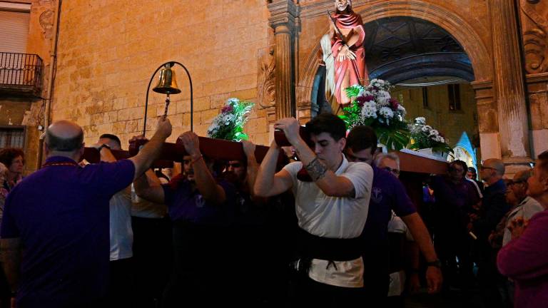 Un instant de la prova pilot de la Confraria dels Sants Just i Pastor amb el pas de l’Ecce Homo, aquest dissabte. Foto: Alfredo González