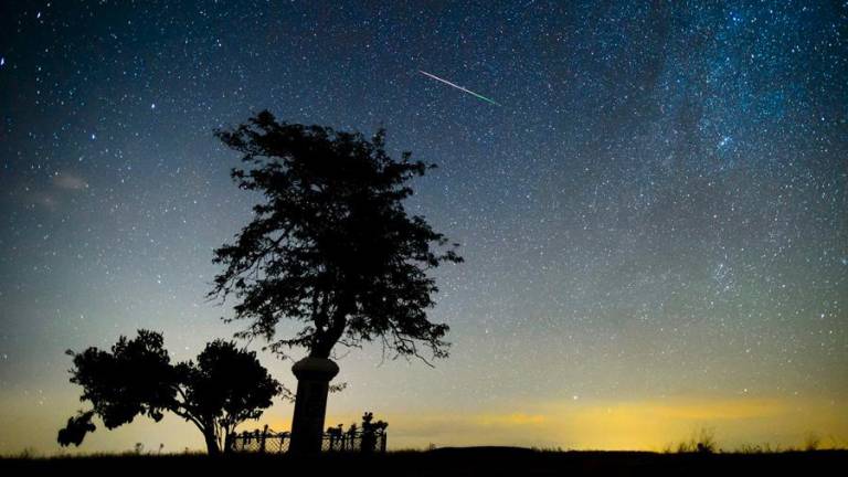 Imagen de archivo del paso de una estrella fugaz. Foto: EFE