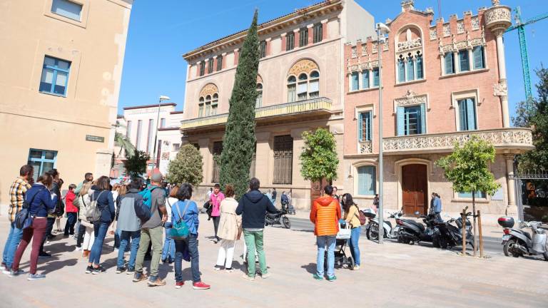 Un grupo de la Ruta del Modernisme de Reus, frente a la Casa Rull y la Casa Gasull, esta Semana Santa. Foto: Alba Mariné