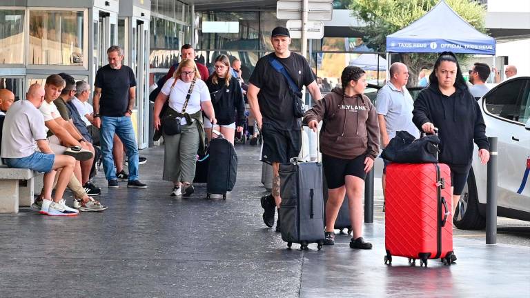 Las puertas de la terminal del Aeropuerto de Reus, llenas de turistas recién llegados, ayer por la mañana. FOTO: Alfredo González