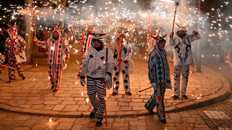 La Baixada del Ball de Diables pel passeig de Misericòrdia. foto: Alfredo González