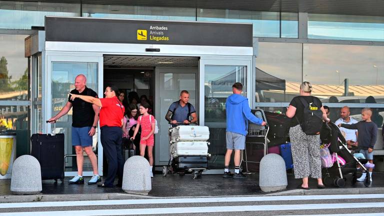 Turistas llegando al Aeropuerto de Reus, este verano. FOTO: Alfredo González