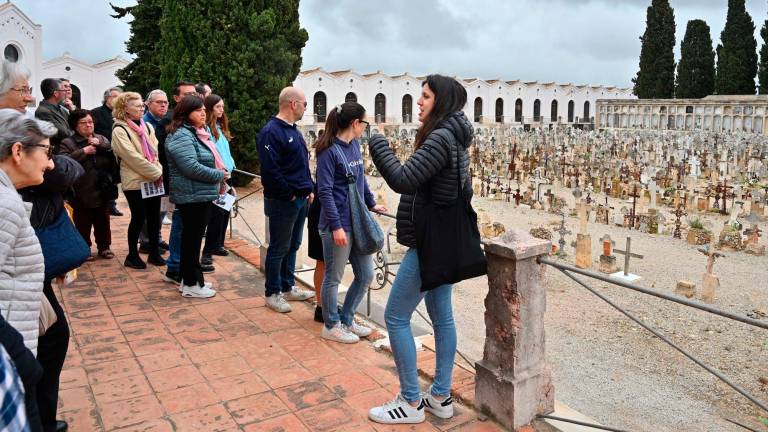 Raquel Ferret fent de guia en una de les visites diürnes del Cementiri General de Reus. foto: A. González
