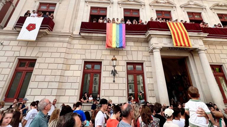 La bandera de l’arc de Sant Martí, a la balconada de l’Ajuntament el 28 de juny, Dia internacional per l’alliberament LGBTI. FOTO: aLfredo González