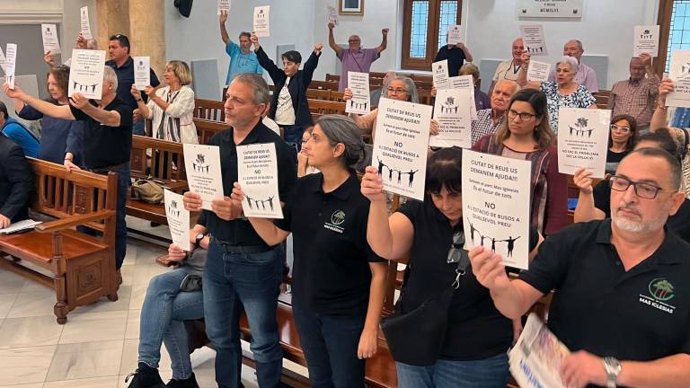 Membres de la Plataforma en Defensa del Parc de Mas Iglesias protesten durant el ple municipal del passat divendres. Foto: Alfredo gonzález