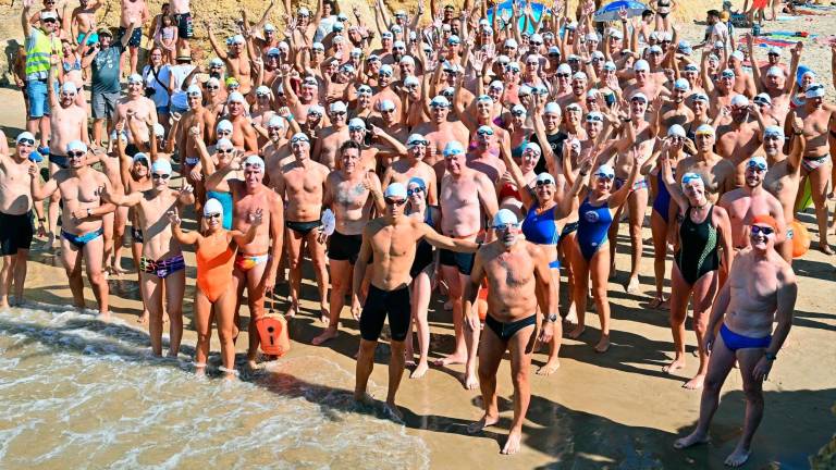 Los participantes en la travesía de natación de La Móra. Foto: Alfredo González