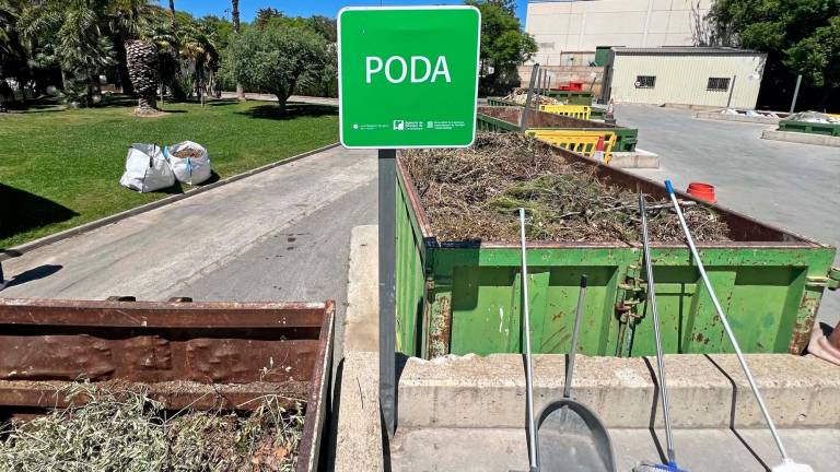 Los restos de poda son triturados en la ‘deixalleria’ de Reus. FOTO: Alfredo González