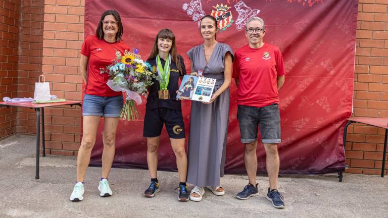 Las imágenes del homenaje de la sección del Nàstic de patinaje a su campeona, Carla Plana, tricampeona de Europa juvenil.