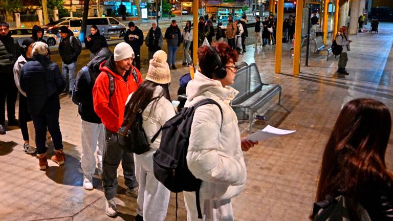 A primera hora, la cua d’usuaris que agafen torn per pujar al bus és tan llarga que pràcticament arriba al final de l’estació. Foto: Alfredo González