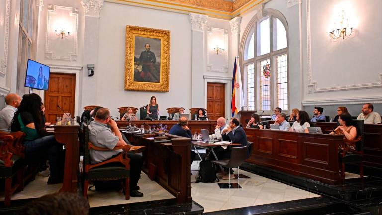 De izquierda a derecha, la distribución de grupos en el pleno para el mandato: CUP, Junts per Reus, Vox, PP, Ara Reus, ERC y PSC. Foto: Alfredo González