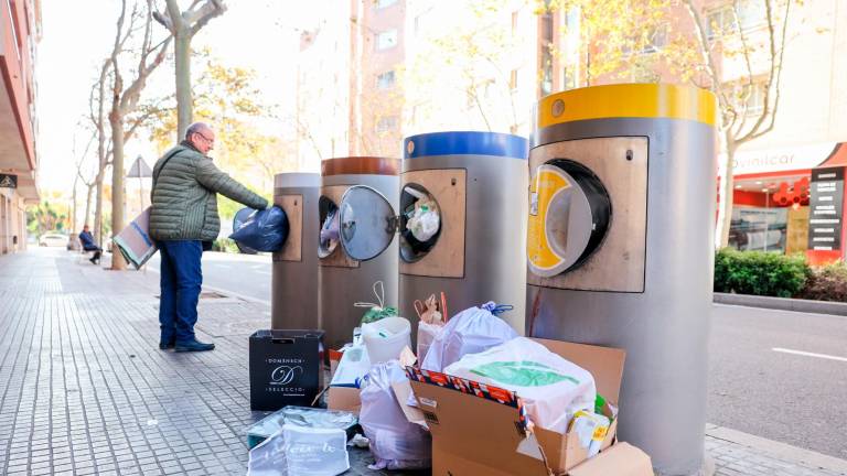 L’acumulació de bosses de brossa és una constant aquests dies de festes. Foto: Alba Mariné