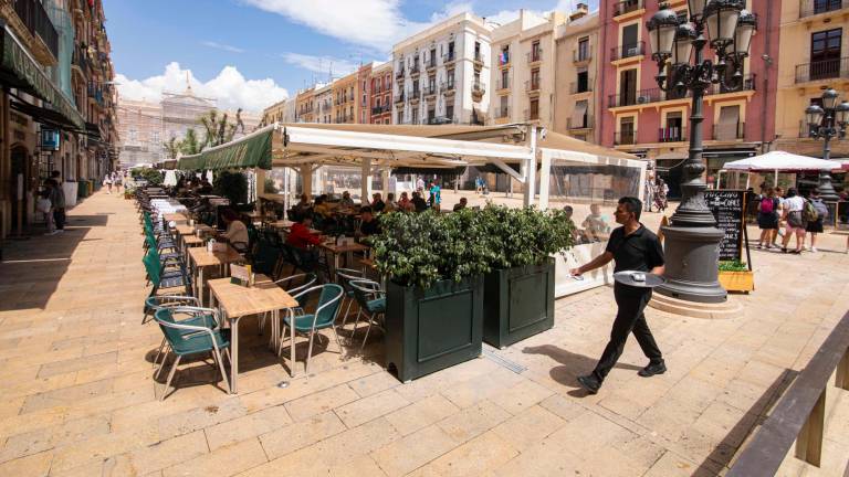 Terrazas en la Plaça de la Font. Foto: Àngel Ullate/DT