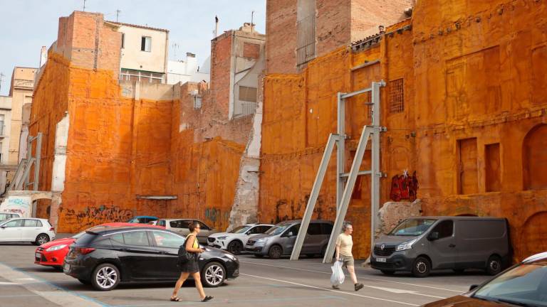 El proyecto de viviendas, parking y CAP se focaliza en la actual zona azul de Closa de Freixa. Foto: Alba Mariné