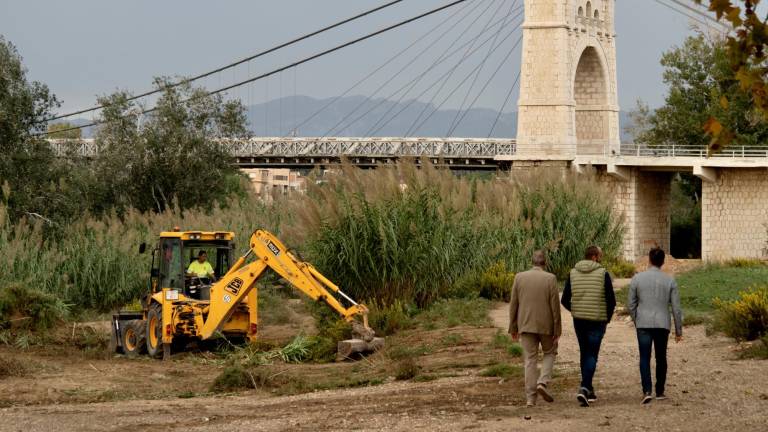 Obres per fer el traçat vora el Pont Penjant, entre Amposta i l’Aldea. Foto: J. Revillas