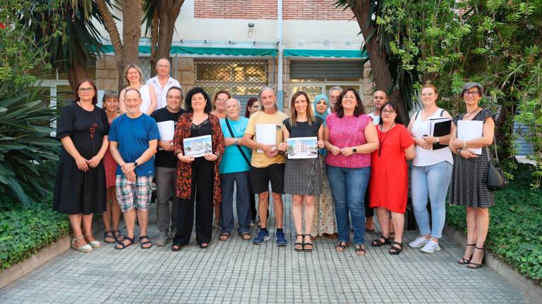 El gobierno entregó ayer los libros de obras a los vecinos que han acordado hacer obras en sus edificios. Foto: Alba Mariné