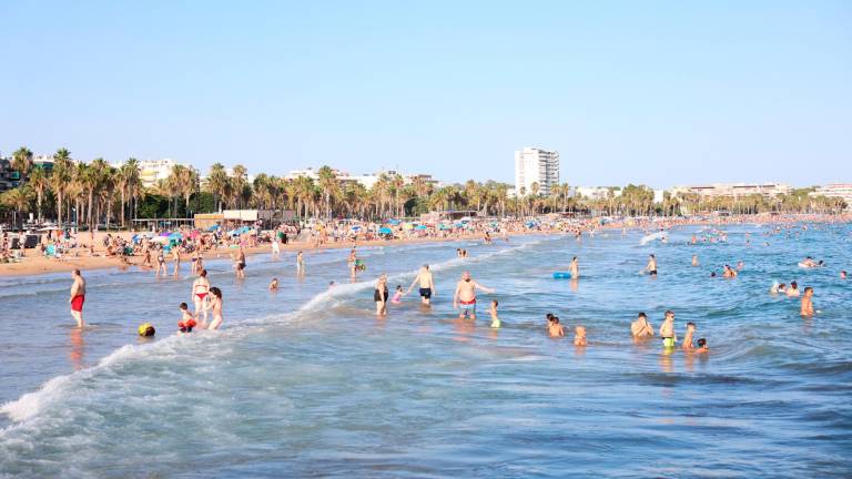 La playa de Llevant, en Salou, principal destino por volumen de alojamientos de toda la provincia de Tarragona. Foto: Alba Mariné