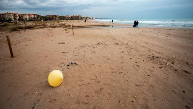 La playa de la Paella de Torredembarra hoy sábado al mediodía. foto: marc bosch