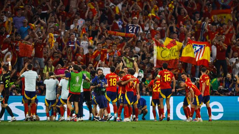 Los jugadores de la selección española celebran su pase a la final tras derrotar a la selección de Francia durante el partido de semifinales de la Eurocopa disputado este martes en Múnich. Foto: EFE
