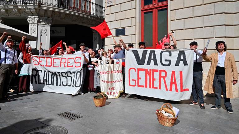 Obreros manifestándose ayer en la plaza del Mercadal, luciendo grandes pancartas y vestidos de época. Foto: Alfredo González