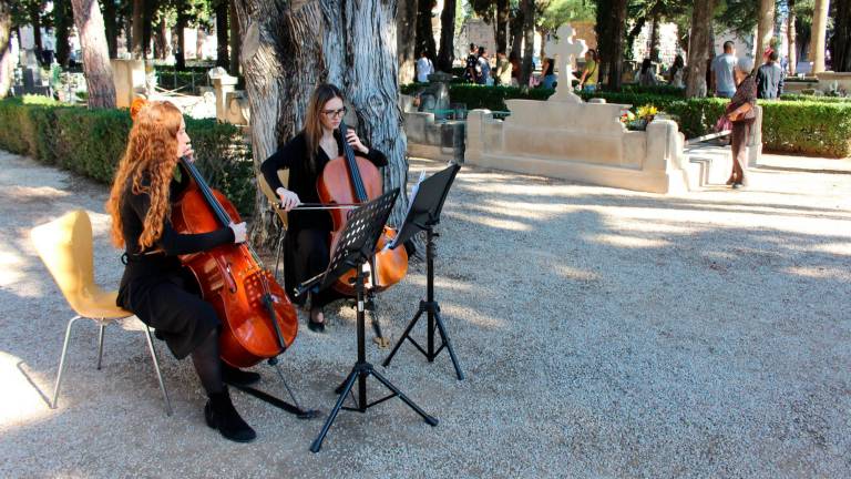 La música de dos violoncels sonarà al cementiri el dia 1 de novembre. FOTO: cedida