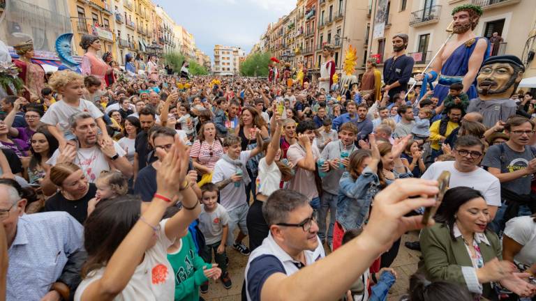 Miles de personas se concentraron en la Plaça de la Font el sábado para el Pregó y L’Arrencada dels Gegants. Foto: Àngel Ullate