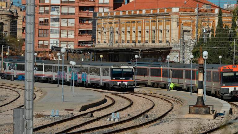 Imagen de archivo de un tren de Rodalies a su paso por Tortosa. Foto: Joan Revillas