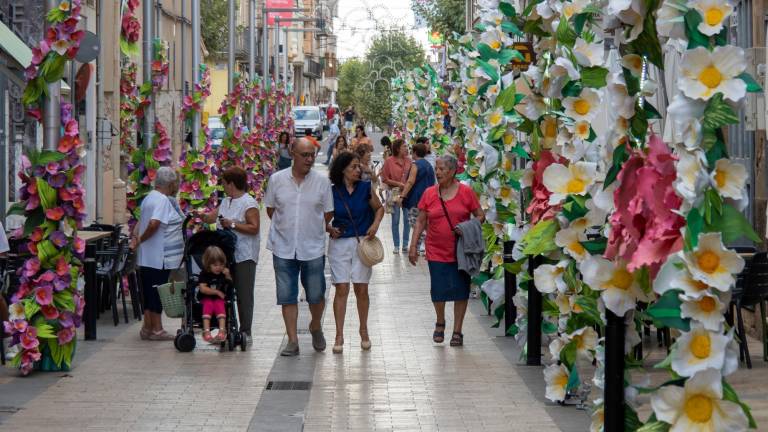 El carrer Major, centre neuràlgic d’Ulldecona, llueix una vistosa decoració floral. FOTO: JOAN REVILLAS