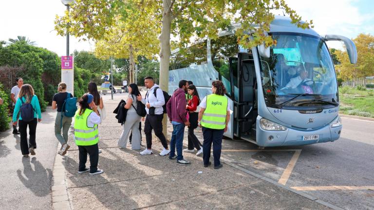 Los usuarios de Salou-PortAventura disponen de buses directos a Sant Vicenç de Calders. Foto: Alba Mariné