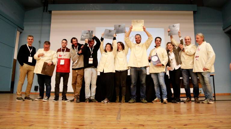 Los representantes de los seis restaurantes que han conseguido este año la distinción. Foto: ACN