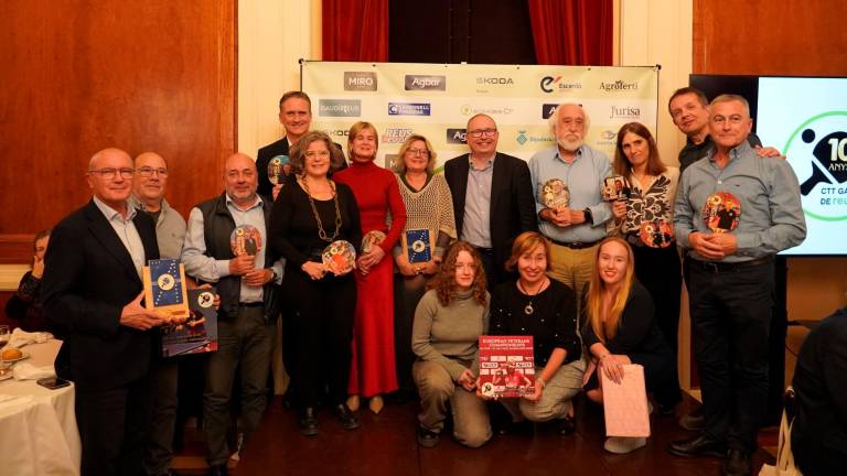 Fotografía de familia de las personas que fueron reconocidas por su colaboración con el CTT Ganxets de Reus. Foto: Cedida