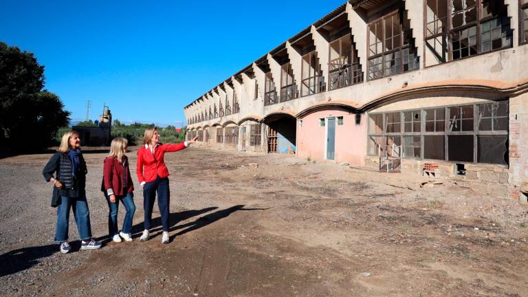 $!Eva i Mònica Roca i la seva mare Carme Solé, mostrant el galliner modernista. FOTO: Alba Mariné