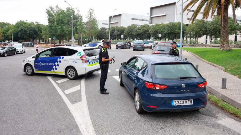 Un control de la Guàrdia Urbana, en los accesos a la zona de mas Pellicer, este verano. FOTO: Alba Mariné