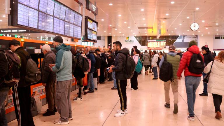 Personas haciendo cola para adquirir títulos de Rodalies en el vestíbulo de la estación de Sants. Foto: ACN