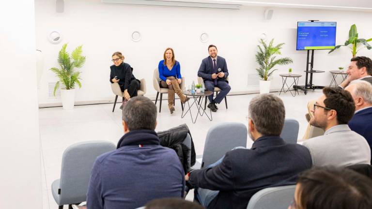 Los alcaldes de Reus y Tarragona conversaron con la directora del ‘Diari’. FOTO: Àngel Ullate