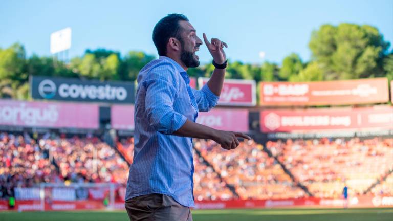 Dani Vidal da instrucciones en la banda del Nou Estadi.