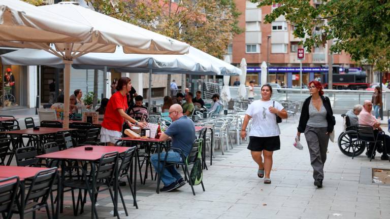 La avenida del Carrilet, fuera del área inspeccionada hasta el momento, agrupa gran cantidad de terrazas. Foto: Alba Mariné