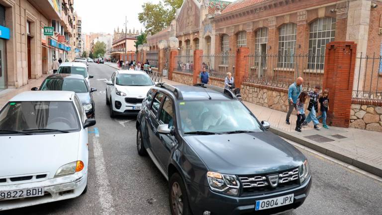 $!La comunidad de la Escola Prat de la Riba reclama cortar el tráfico de la calle, y este viernes se retomarán las movilizaciones. FOTO: Alba Mariné