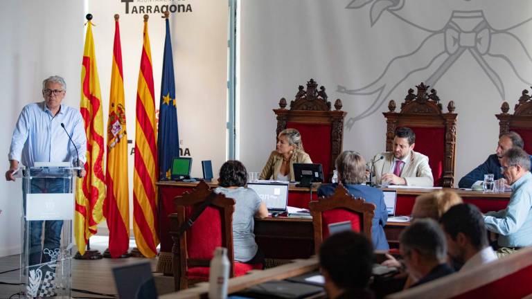 Jordi Sendra, junto a Montse Adan durante un pleno en una image de archivo. Foto: Àngel Ullate