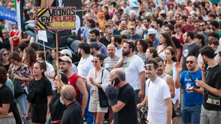Más de un centenar de entidades ecologistas, vecinales y sociales organizan una manifestación para reclamar «poner límites» al turismo en la ciudad de Barcelona. Foto: EFE
