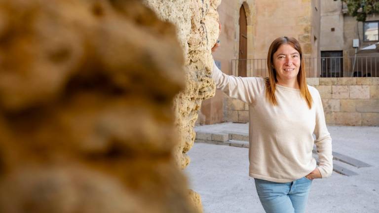 La directora castellera del Concurs de Castells de Tarragona, Ester Roca, a prop de l’Antiga Audiència. Foto: Àngel Ullate