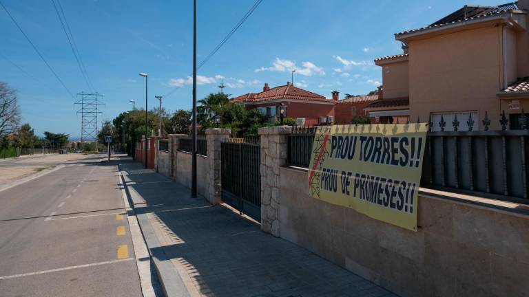 En las fachadas de las viviendas de la urbanización El Pinar siguen las pancartas que piden ‘Prou torres! Prou de promeses!’. Foto: Fabián Acidres