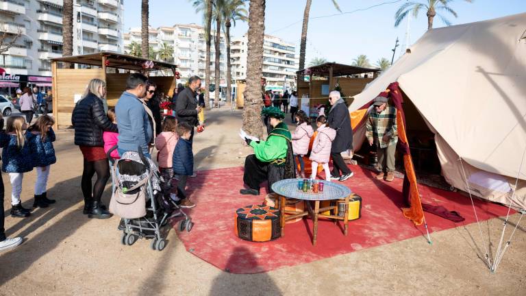 $!La Haima Real con los heraldos de los Reyes Magos visitó La Pineda el sábado. Foto: Alba Mariné