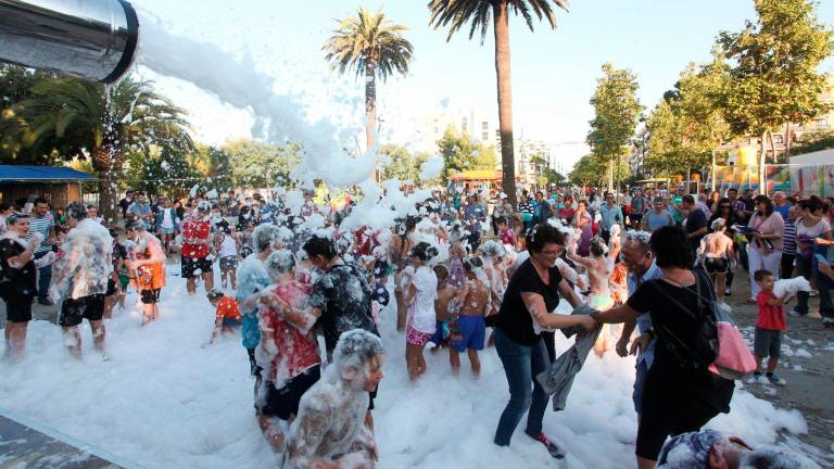 Fiesta de la espuma celebrada en unas fiestas de barrio en Reus. Foto: Alba Mariné/DT