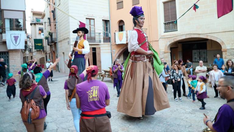 $!Gigantes y bandoleros por las calles de Alcover. Foto: Alba Mariné