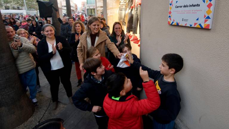 Inauguració del Carrer dels Infants, tram per a vianants a tocar de la plaça del Mercat. foto: Joan Revillas