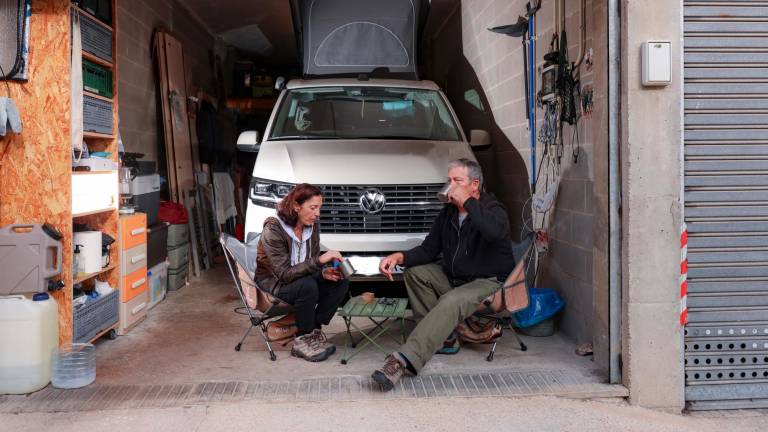 Ester Pascual y Josep Calero, ayer, en su furgoneta, en un garaje de La Floresta. Foto: Àngel Ullate