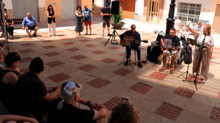 $!La plaça de l’església de Benifallet ha estat un dels espais on s’han celebrat accions poètiques en el marc de la primera edició del festival UN-I-VERS. Foto: ACN